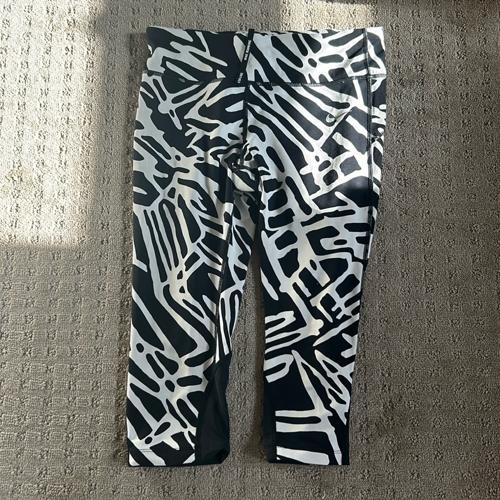 Nike Dri Fit Women's Large Running Leggings Crop Black White Zebra Print Mesh